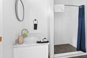 Room #1 | Badkamer | Een douche, gratis toiletartikelen, een haardroger, handdoeken