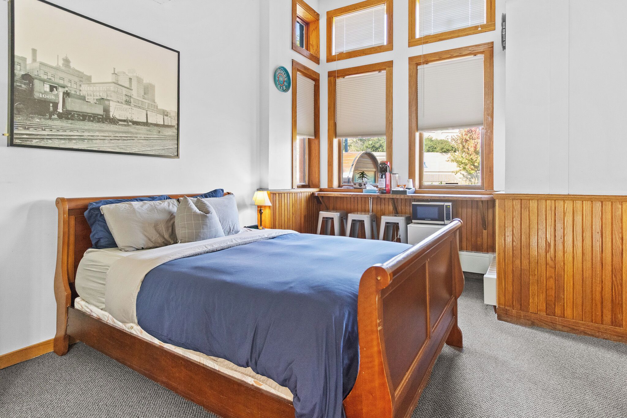 デラックス ダブルルーム クイーンベッド 1 台ソファーベッド付き | エジプト綿のシーツ、高級寝具、羽毛の掛け布団、客室ごとに異なる装飾