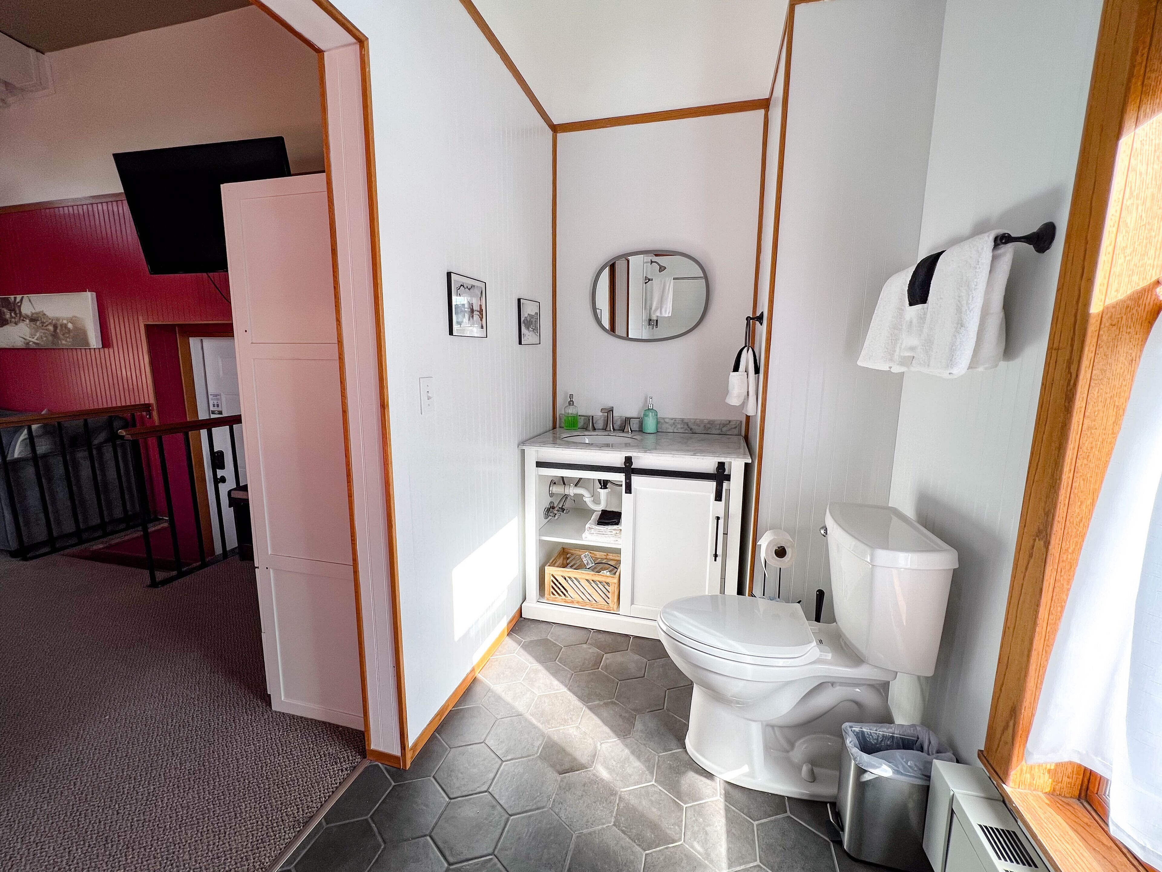 endion station 4 | bathroom | shower, free toiletries, hair dryer, towels