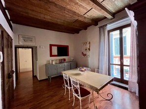 Dining - 2-bedroom apartment (Verona)