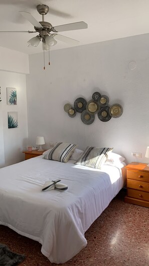 2 habitaciones, tabla de planchar con plancha y cuna de viaje 