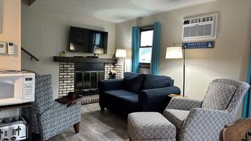 Smart TV, chimenea, libros