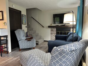 Smart TV, chimenea, libros