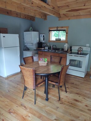 Private kitchen - The Sawdust Cabin, quiet setting in East Tennessee! (Mountain City)