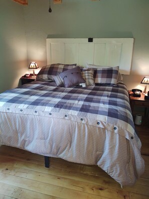 Room - The Sawdust Cabin, quiet setting in East Tennessee! (Mountain City)