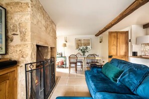 Smart-TV, Kamin, Stereoanlage