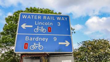 Un panneau de signalisation indiquant la direction de la piste cyclable « Water Rail Way », avec des flèches pointant vers Lincoln et Bardney.
