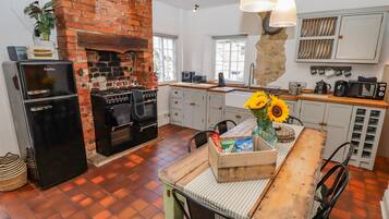 Cottage | Private kitchen | Dishwasher, cookware/dishes/utensils