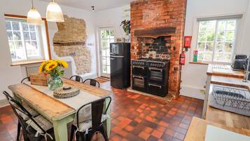 Cottage | Private kitchen | Dishwasher, cookware/dishes/utensils