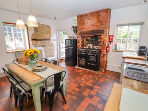 Cottage | Private kitchen | Dishwasher, cookware/dishes/utensils - Old Rectory Cottage (Lincoln)