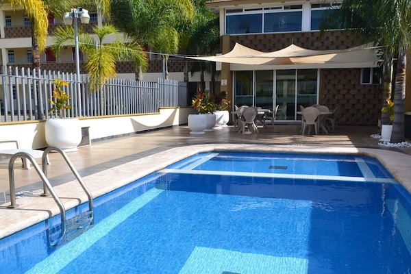 Una piscina al aire libre