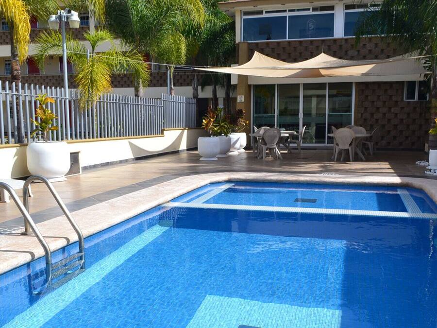 Una piscina al aire libre