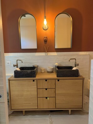 Een bad, zeep, shampoo, toiletpapier