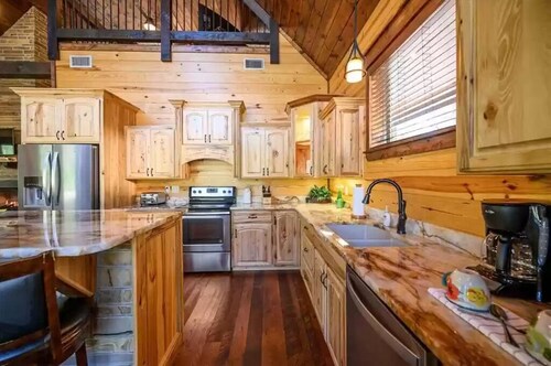 Luxury Couples Retreat -- Spa Bath -- Pool Table -- See to Believe!