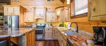 Luxury Couples Retreat -- Spa Bath -- Pool Table -- See to Believe!