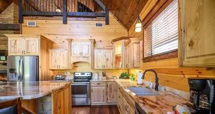 Luxury Couples Retreat -- Spa Bath -- Pool Table -- See to Believe!