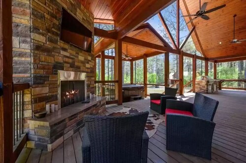 Luxury Couples Retreat -- Spa Bath -- Pool Table -- See to Believe!