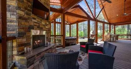 Luxury Couples Retreat -- Spa Bath -- Pool Table -- See to Believe!