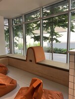 Área de estar no saguão