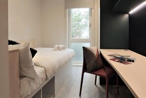 1 habitación, escritorio y espacio para trabajar con laptop 