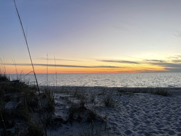 Rannalla, aurinkotuoleja, rantapyyhkeitä