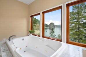 Combined shower/bathtub, jetted bath, hair dryer, towels