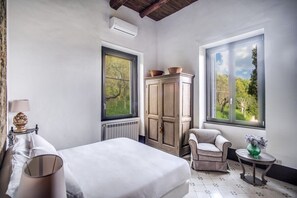 7 bedrooms, iron/ironing board, WiFi, bed sheets
