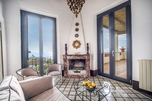 Fernseher, Kamin, Arbeitsbereiche