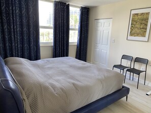 2 habitaciones, escritorio, tabla de planchar con plancha y wifi gratis 