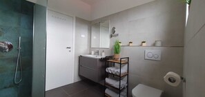 Dusche, Haartrockner, Handtücher, Seife
