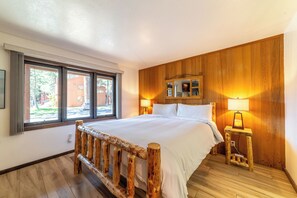 3 bedrooms, desk, iron/ironing board, travel crib