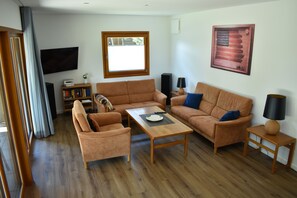 Smart TV, books, stereo