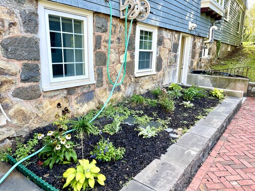 Garden Studio, access to I-93 to Airport, Tufts U, Hiking & Chevalier Theater.