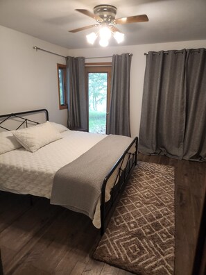 4 soverom, skrivebord, wi-fi (inkludert) og sengetøy