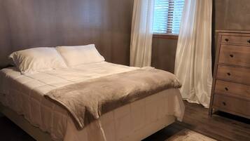 4 makuuhuonetta, työpöytä, ilmainen Wi-Fi, vuodevaatteet