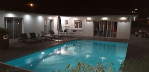 Una piscina al aire libre, una piscina climatizada