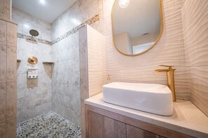 Badewanne, Haartrockner, Handtücher