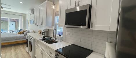 冷蔵庫、電子レンジ、オーブン、コンロ