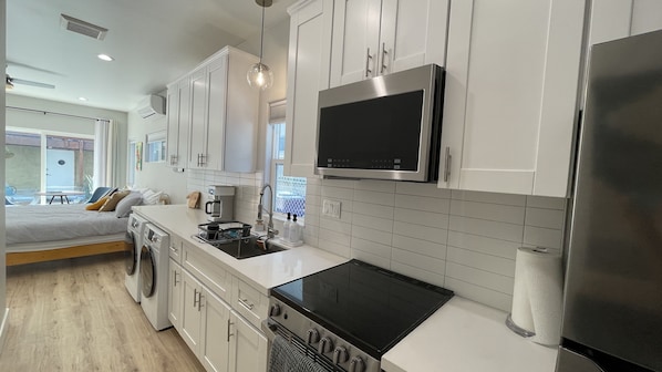 Fridge, microwave, oven, stovetop - Centrally located, brand new studio! (San Diego)