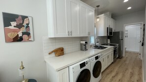 Fridge, microwave, oven, stovetop - Centrally located, brand new studio! (San Diego)