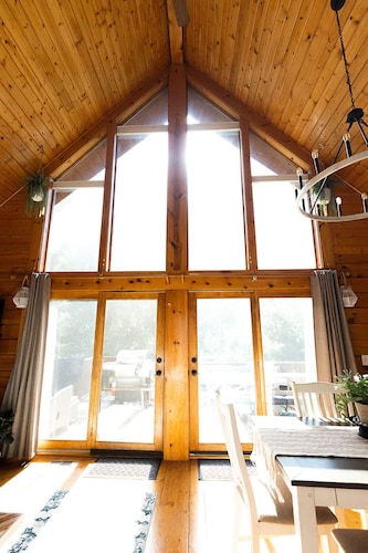 Salem Lakes Chalet- cozy log cabin near Wilmot Mountain
