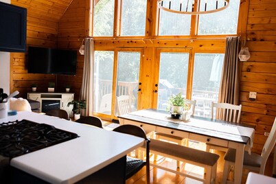 Salem Lakes Chalet- cozy log cabin near Wilmot Mountain