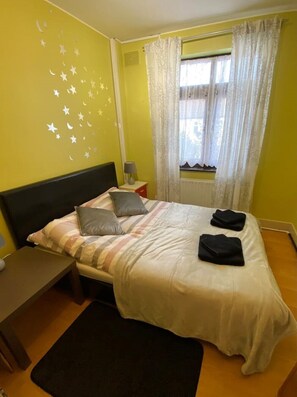 3 bedrooms, desk, WiFi, bed sheets