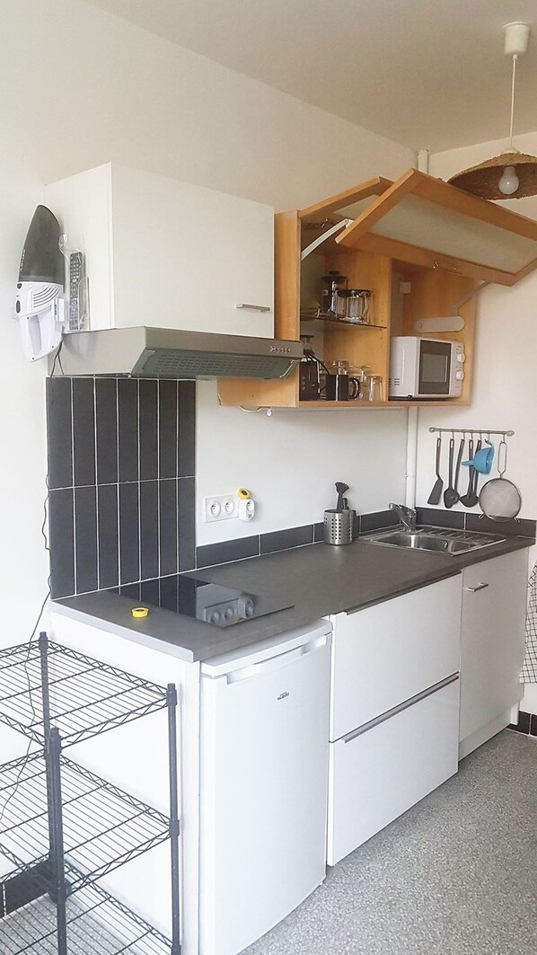 ثلاجة، ميكروويف، موقد طهي مسطح، غلّاية كهربائية