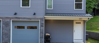 Cozy and quiet new townhome minutes from the mall exit.