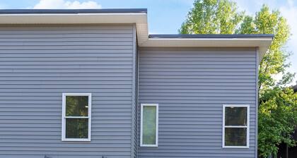 Cozy and quiet new townhome minutes from the mall exit.