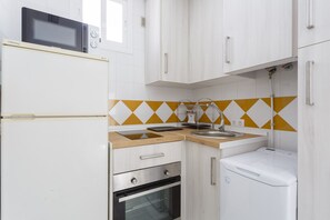 Een koelkast, een microgolfoven, een oven