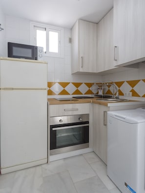 Réfrigérateur, micro-ondes, four, cafetière/bouilloire