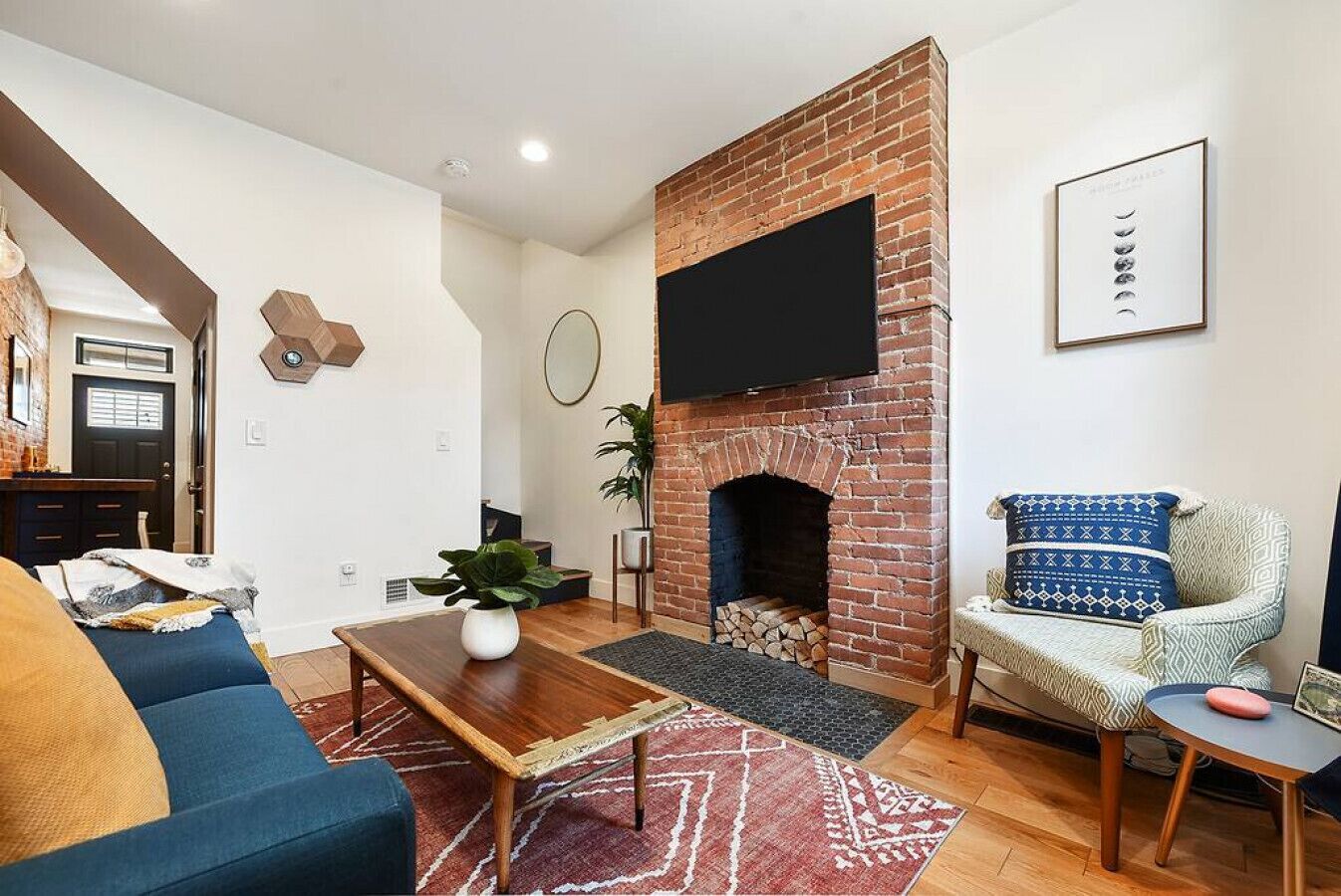 Smart TV, books, stereo