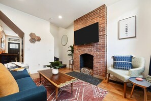 Smart TV, books, stereo - Kiki`s Playhouse - 170 Lodi Way (Pittsburgh)